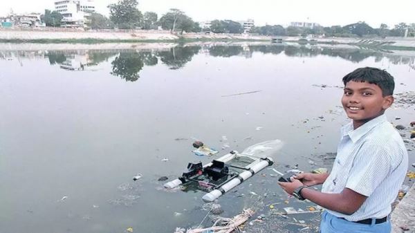 <br />
						В Индии подросток занялся сбором пластика в воде