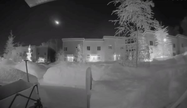 <br />
						Огненный шар зафиксировали камеры в ночном небе над Аляской