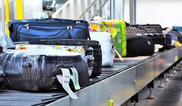 Грузчики в Домодедово украли из чемодана пассажирки более полумиллиона рублей