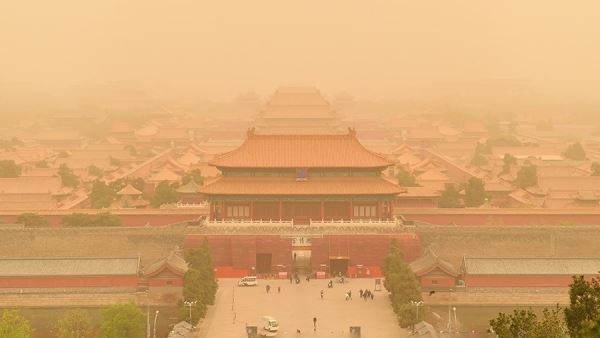 На Китай обрушилась крупнейшая за 20 лет песчаная буря<br />

