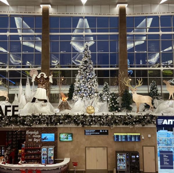 Стюардесса в еловой юбке, шаман и олени – аэропорты готовятся к Новому году 