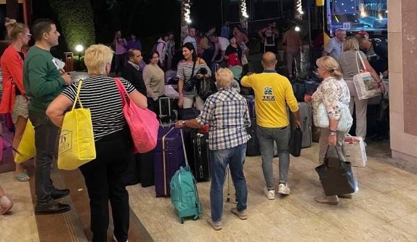Туристы с рейсов iFly в Египте ждут вылета в Россию