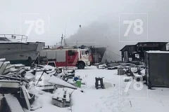 В пригороде Санкт-Петербурга загорелось судно