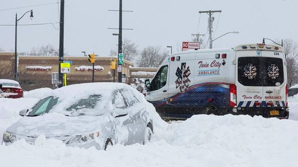 Жителям американского Баффало запретили ездить на машинах из-за снежного шторма<br />
