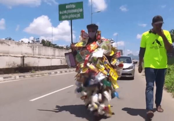 <br />
						Эколог из Индии прошел 100 км в тяжелом костюме из пластикового мусора