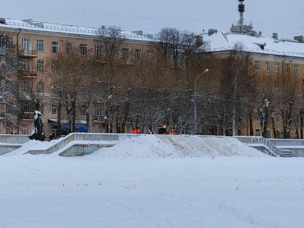 <br />
						В Архангельске грязный снег сваливают в водоохранной зоне