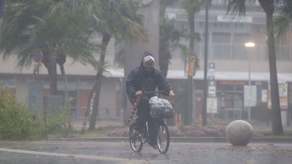 На Японию надвигается новый тайфун — «Роуки»<br />
