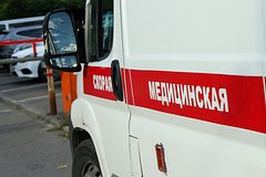 В результате наезда BMW на остановку в Москве погиб человек